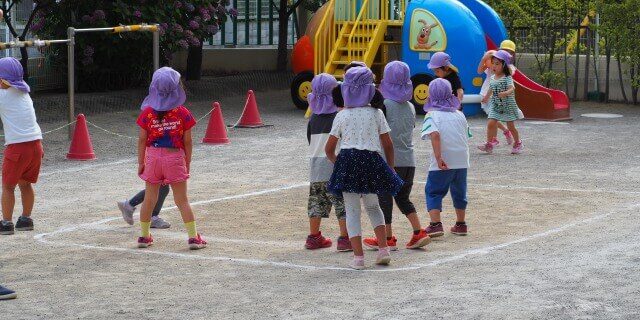 中当てゲーム 粘土遊び 外気浴 足立区 認可保育園 社会福祉法人チェリー保育園 北綾瀬